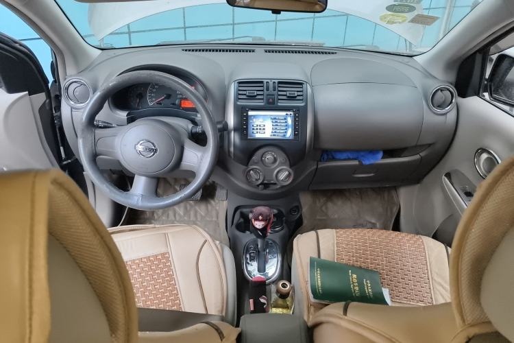 Used Nissan Sunny 2011 1.5XE CVT Comfort Edition Center Console