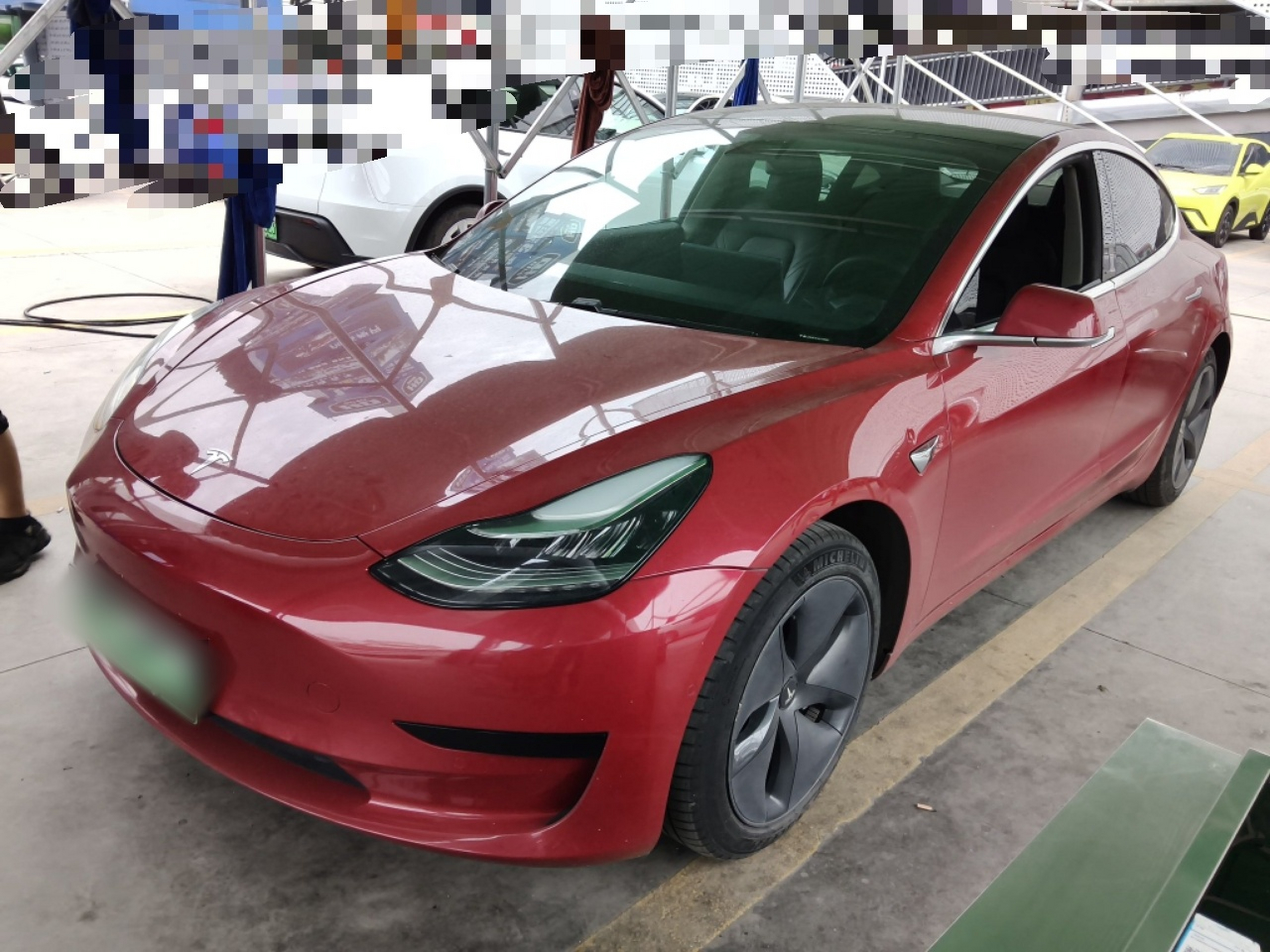 تحت مقدمة السيارة