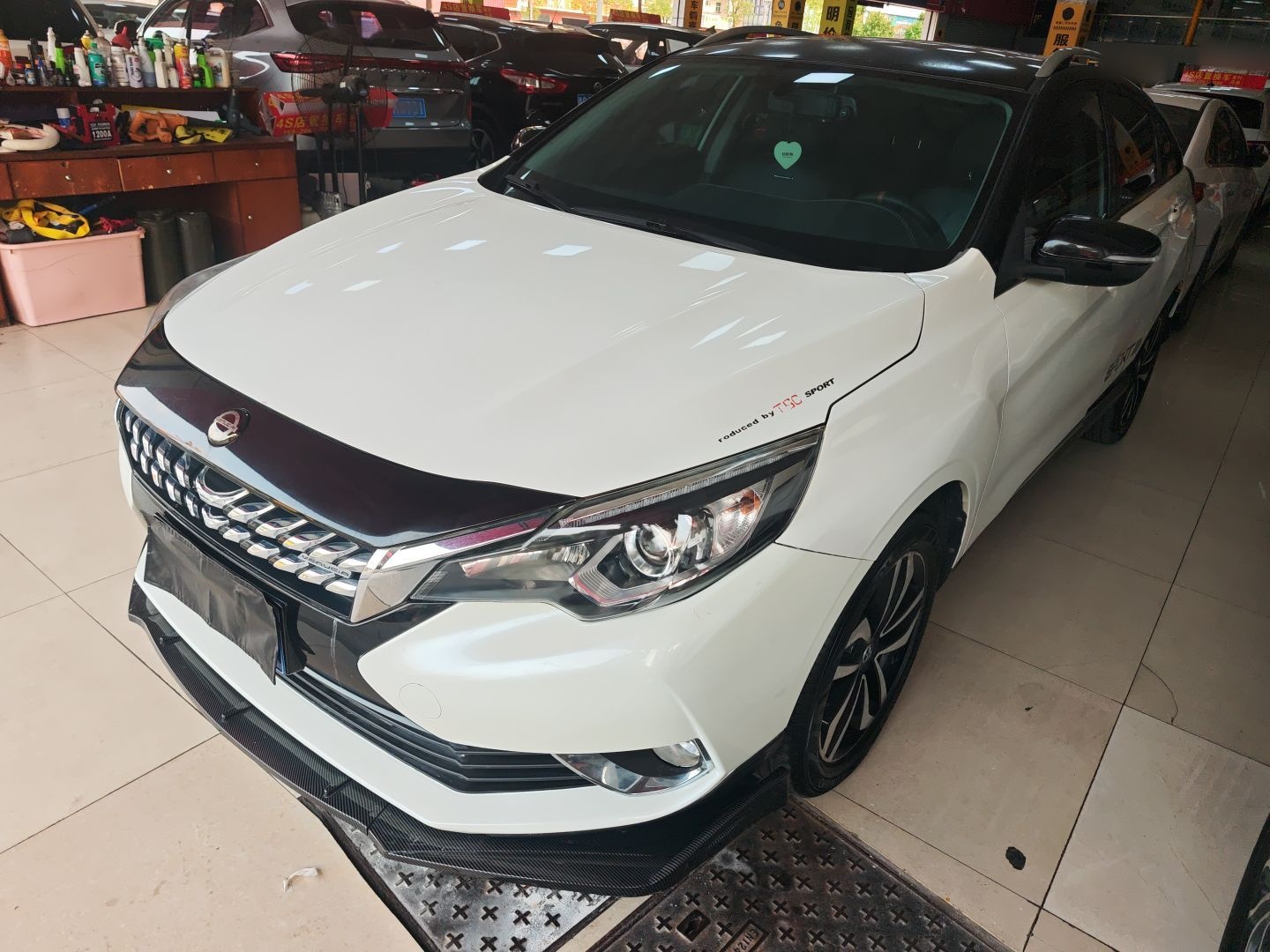 Под передней частью автомобиля