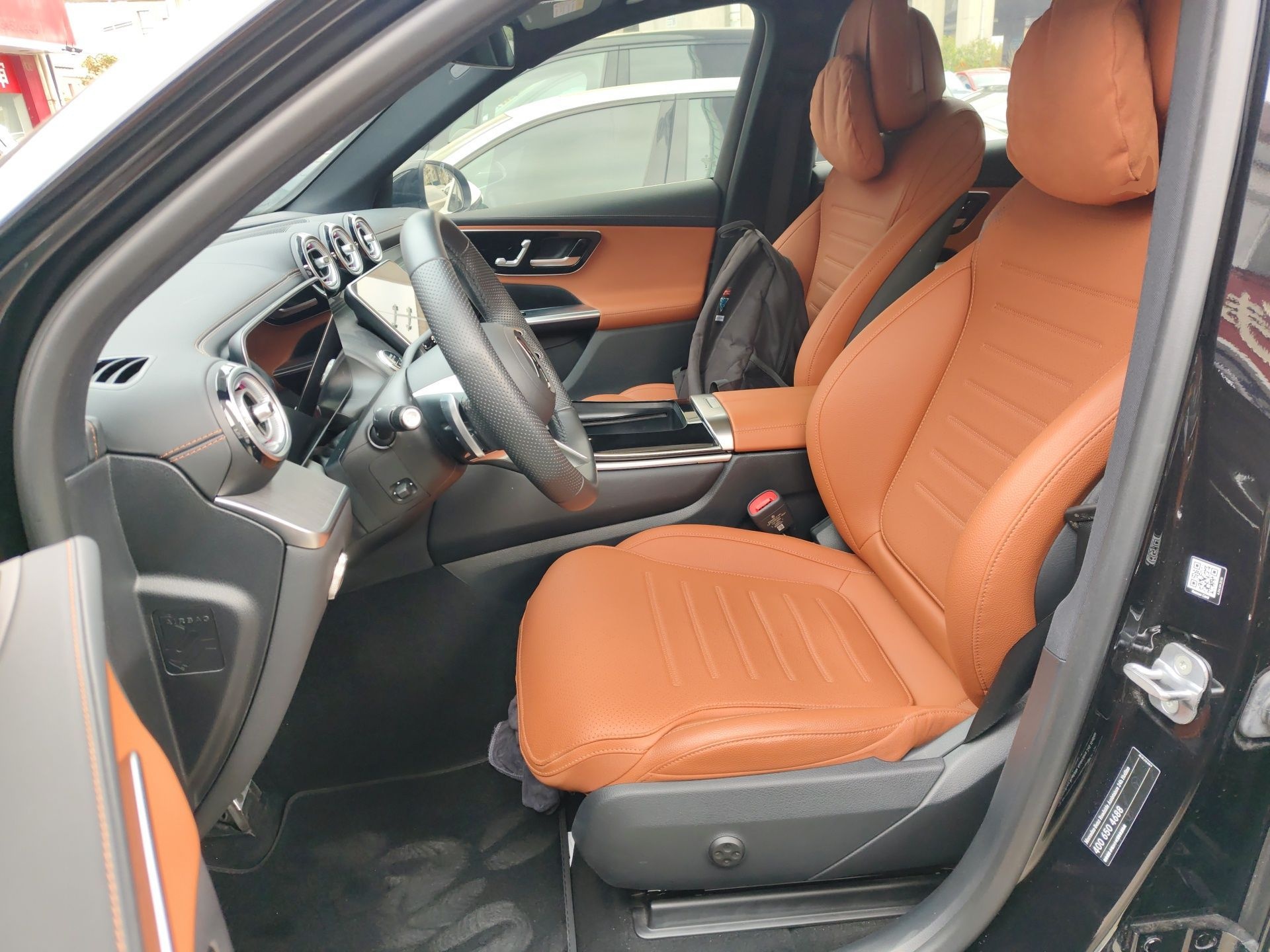 المقاعد الأمامية داخل السيارة