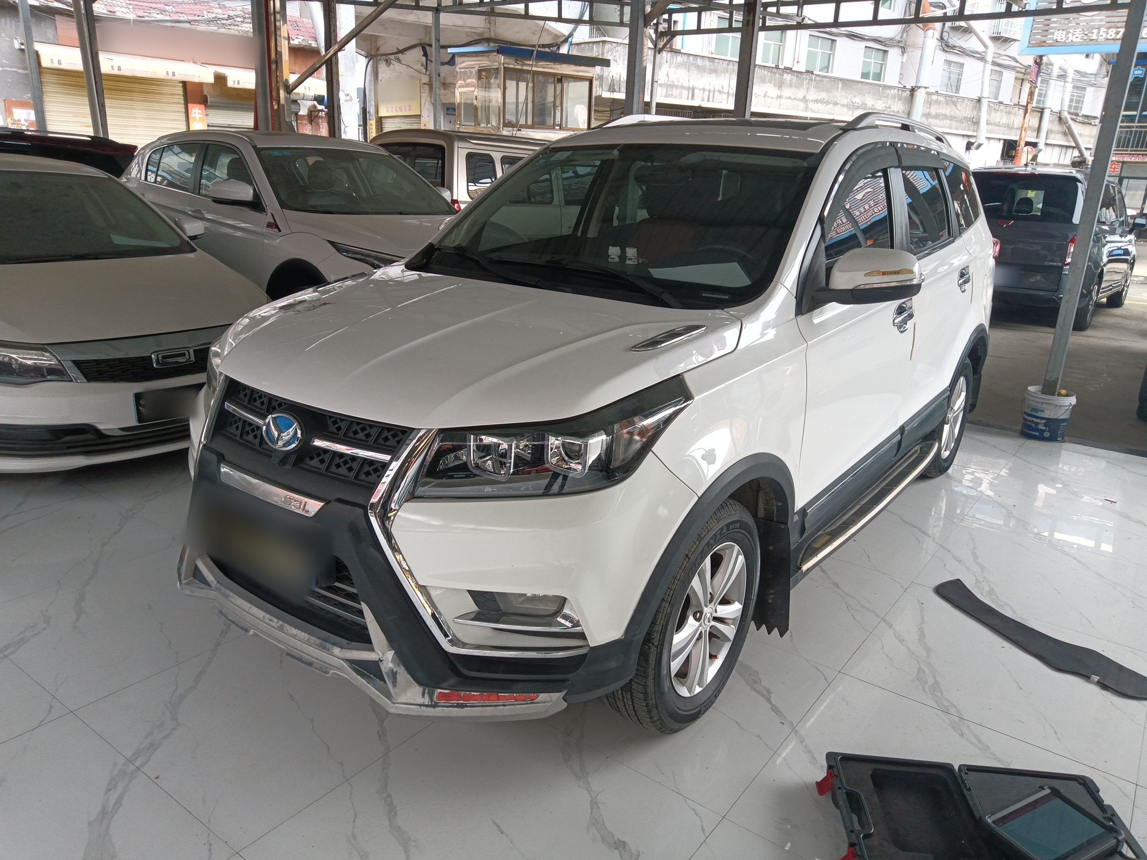 تحت مقدمة السيارة