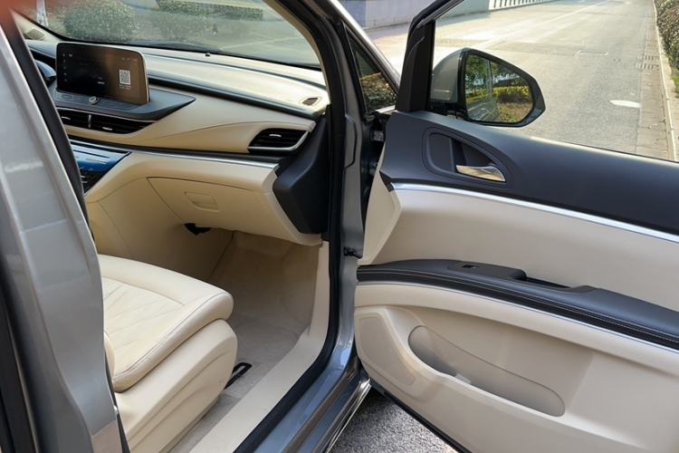 Used Buick GL8 2023 Land Executive Class 652T Luxury Model
