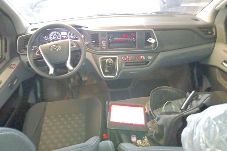 Used SAIC MAXUS Xintu V80 2023 2.0T Manual Classic Aoyuntong Power Version Short Wheelbase Mid-Height 5/6-Seater