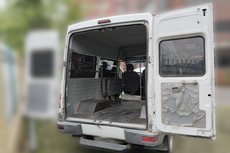 Used Iveco Daily 2021 2.5T A35 M1 Passenger Van 5-9 Seater Short Wheelbase Mid-Roof Design Dual Tires Manual Doors Trunk