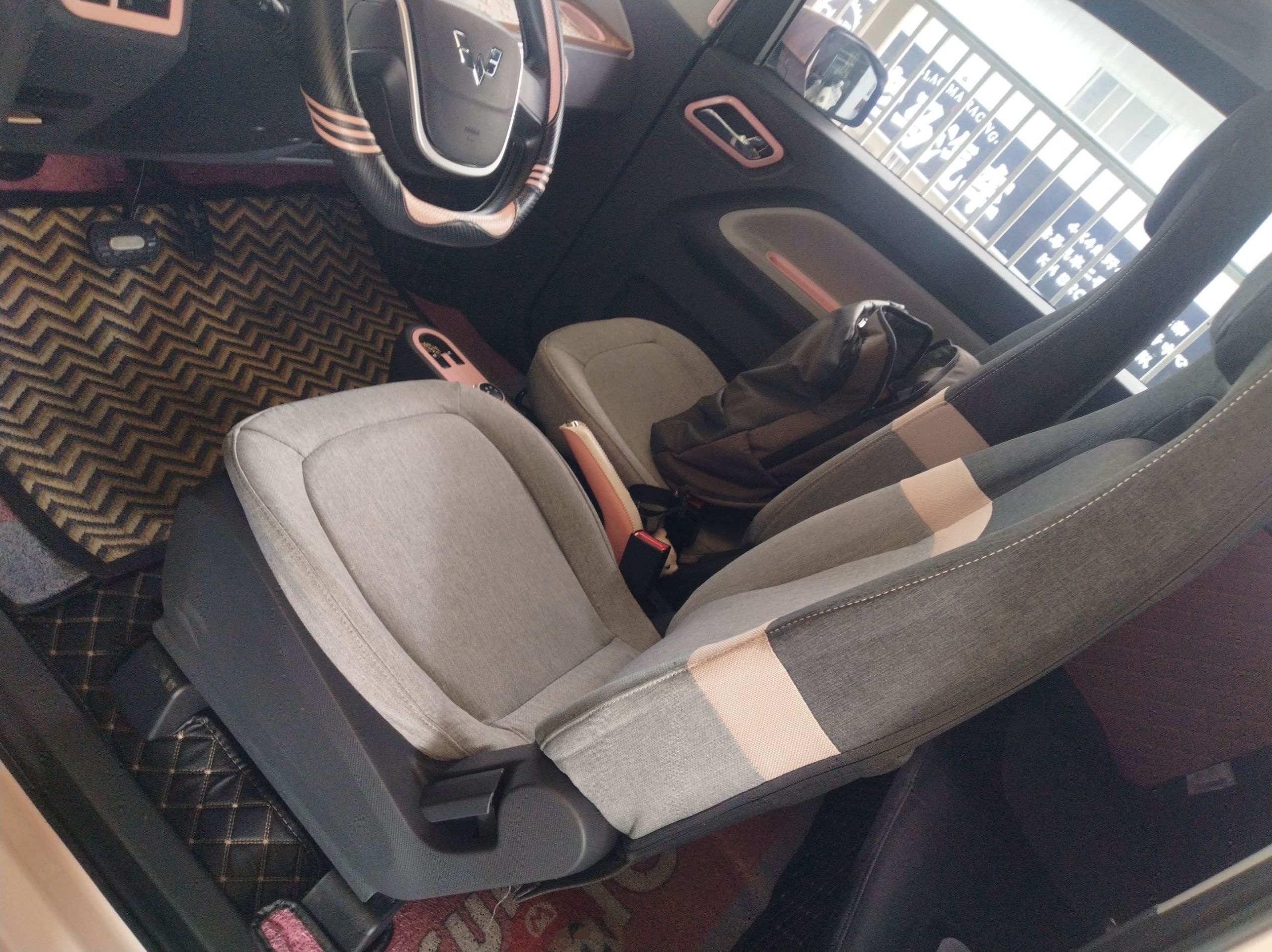 المقاعد الأمامية داخل السيارة