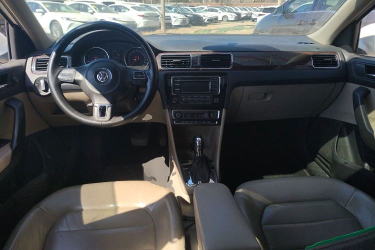 Used Volkswagen Santana 2013 1.6L Automatic Luxury Edition Center Console