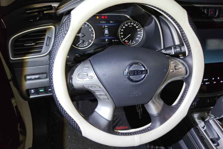 Used Nissan Murano 2019 2.5L XL Two-Wheel Drive Smart Connect Luxury Edition China VI Standard Steering Wheel