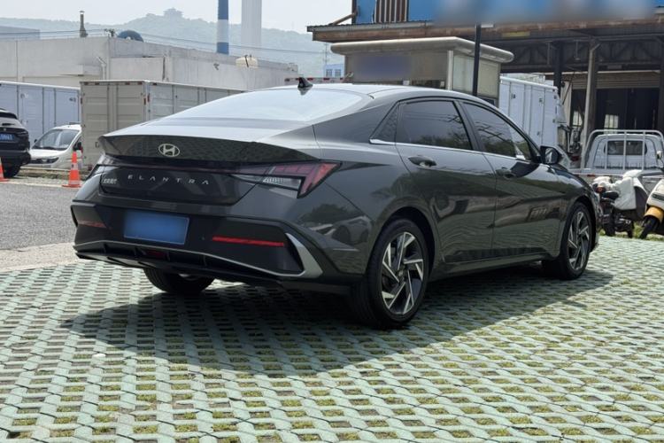 Used Hyundai Elantra 2023 1.5L CVT LUX Prestige Edition Exterior 4