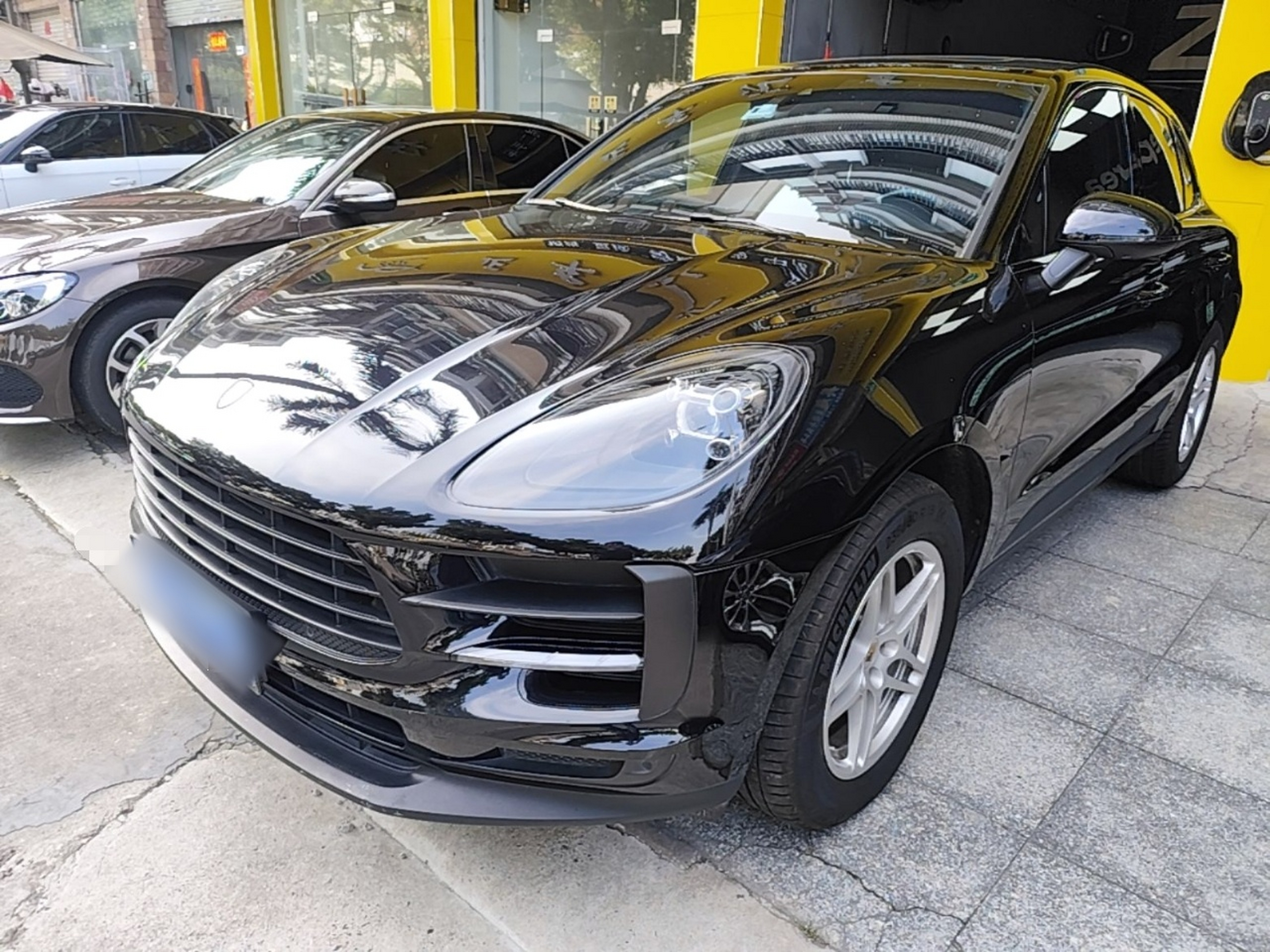 Под передней частью автомобиля