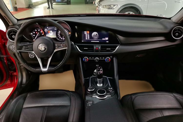 Used Alfa Romeo Giulia 2017 2.0T 200HP Luxury Edition
