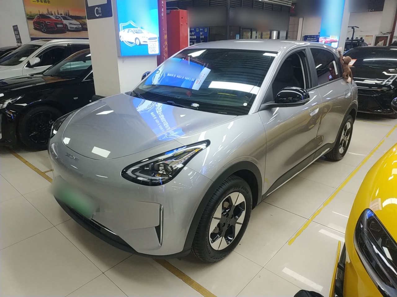 Под передней частью автомобиля