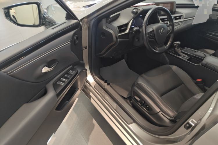 Used Lexus ES 2020 300h Premier Edition Driver Seat
