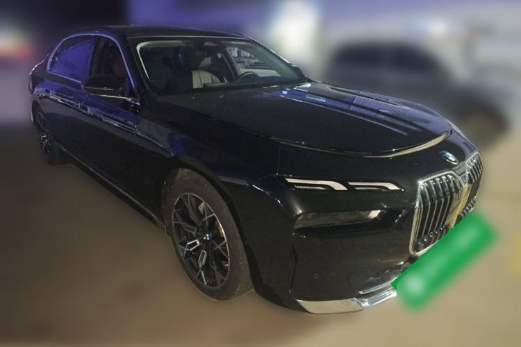 Used BMW 7 Series 2023 735Li Luxury Package Front Right 45 Deg