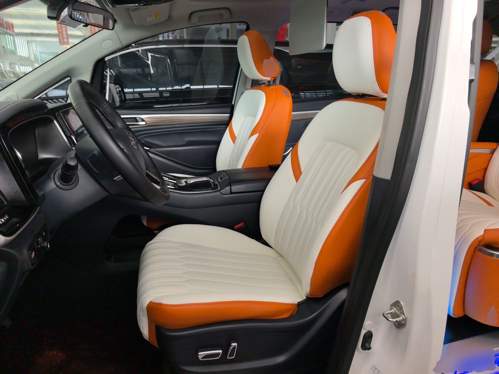 المقاعد الأمامية داخل السيارة