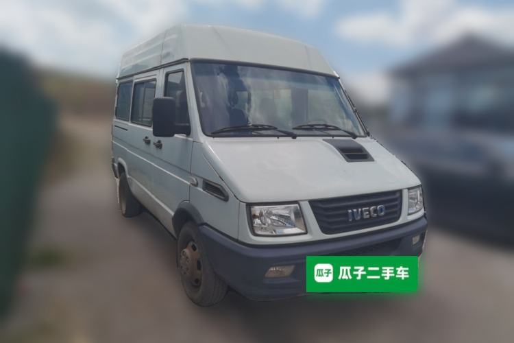 Used Iveco Daily 2017 2.5T A35 Passenger Van 5-7 Seats Model 47Z5 Front Right 45 Deg