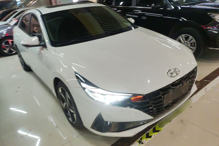 Used Hyundai Elantra 2021 1.5L CVT LUX Prestige Edition Front Right 45 Deg