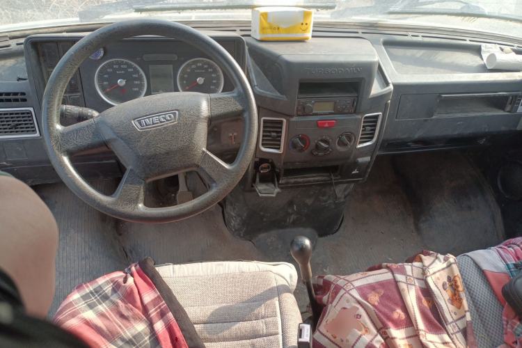 Used Iveco Daily 2020 2.8T V40 Cargo Van with Dual Tires Mid-Roof Design 3 Seats China V Emission Standard
