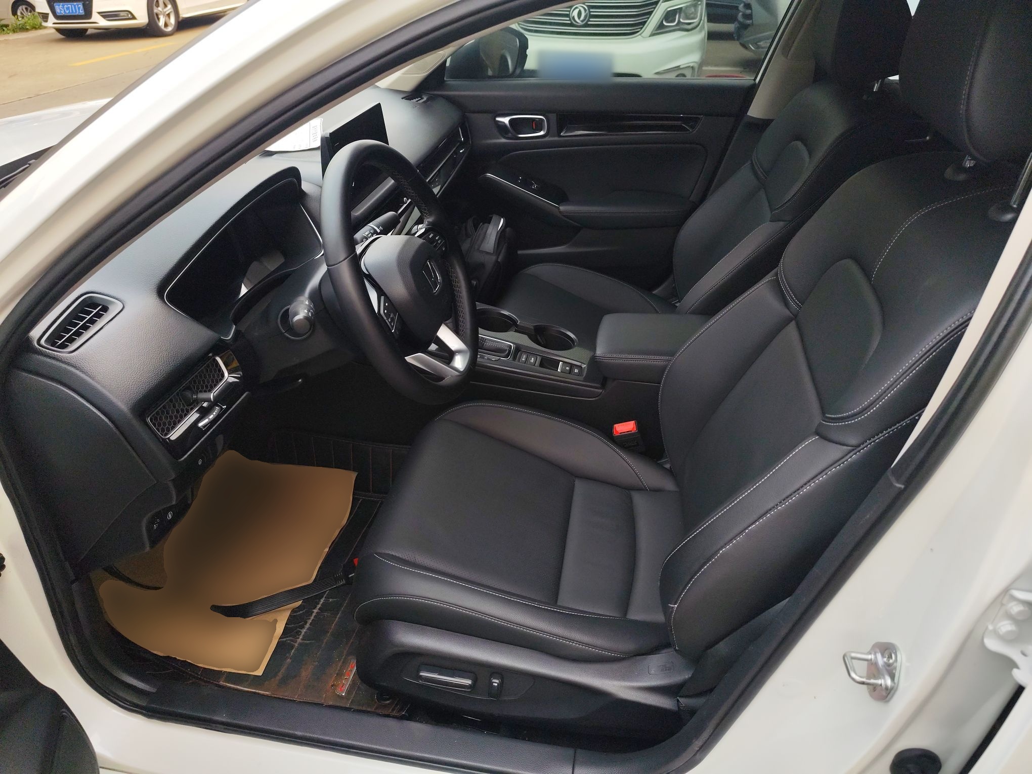 المقاعد الأمامية داخل السيارة