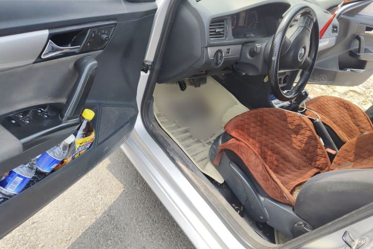 Used Volkswagen Gran Lavida 2013 1.6L Manual Fashion Model