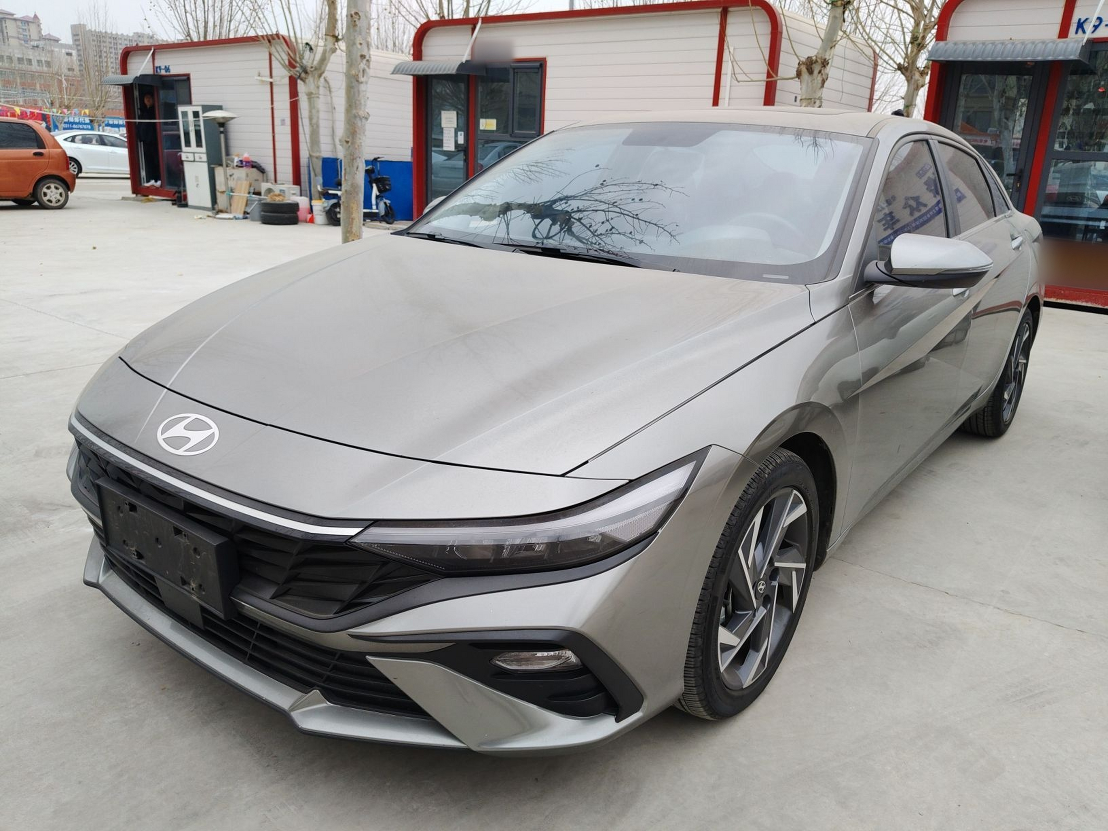 تحت مقدمة السيارة