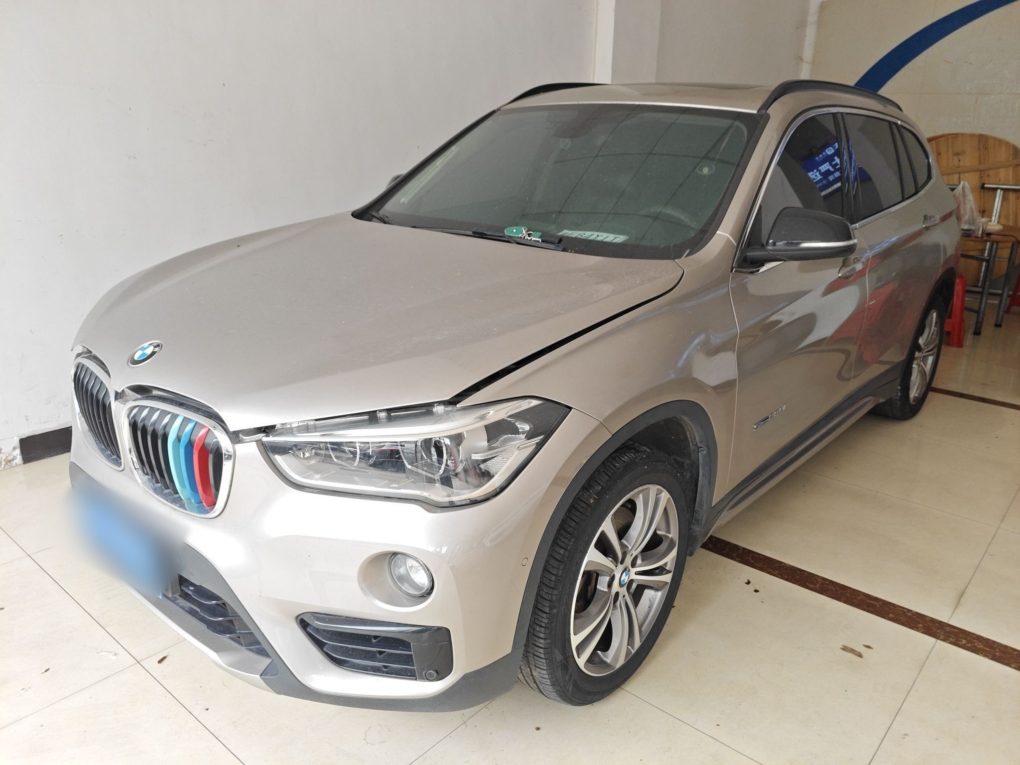 Под передней частью автомобиля