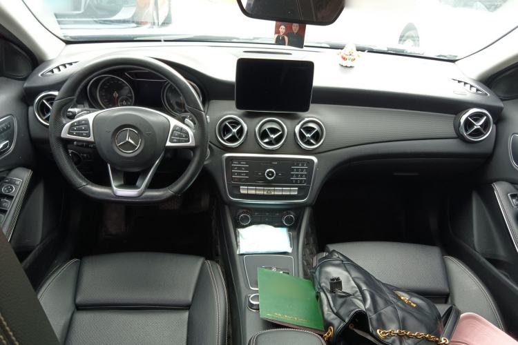 Used Mercedes-Benz GLA 2019 GLA 200 Dynamic Edition Center Console