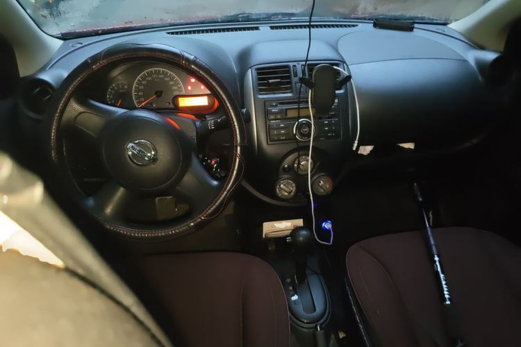 Used Nissan Sunny 2011 1.5XE CVT Comfort Edition Center Console