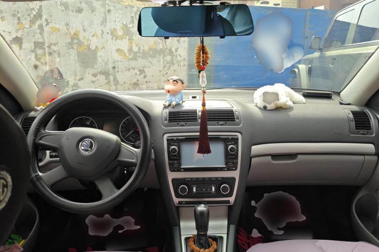 Used Skoda Octavia 2014 1.6L Automatic Yijun Edition Center Console