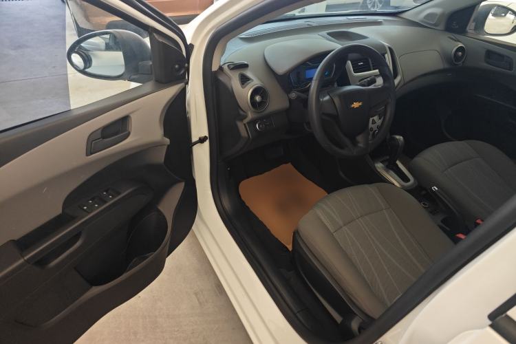 Used Chevrolet Aveo Sonic 2014 Sedan 1.4SL AT Stylish Sunroof Edition Driver Seat