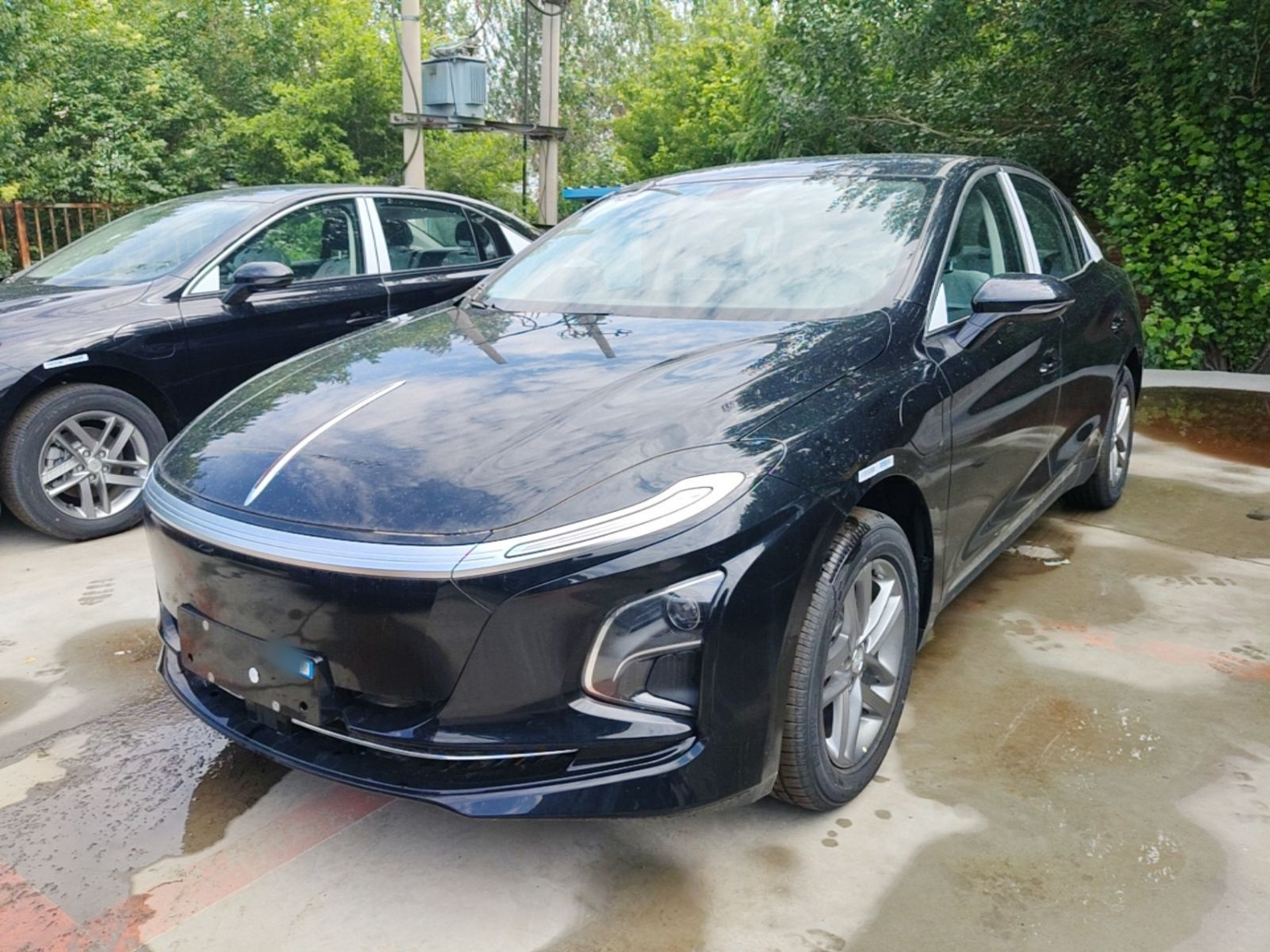 Под передней частью автомобиля