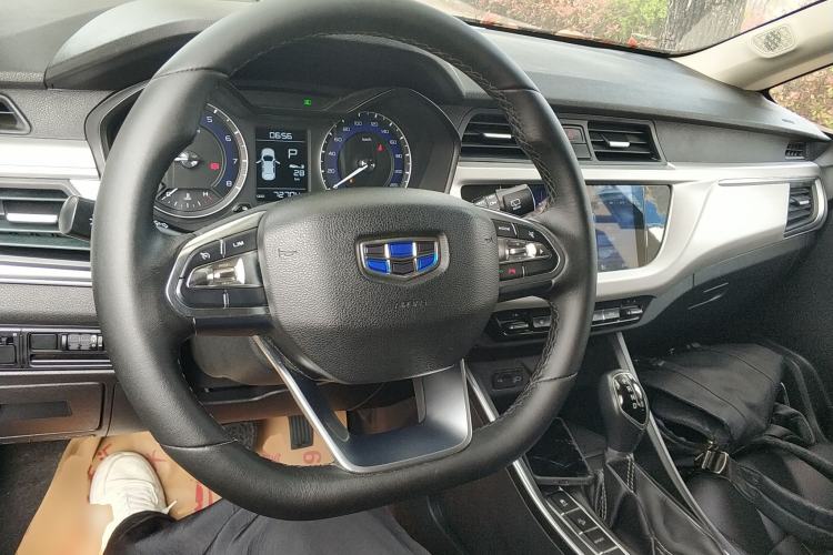 Used Geely Auto Vision X3 2019 Upgraded Model 1.5L CVT Prestige Version Center Console