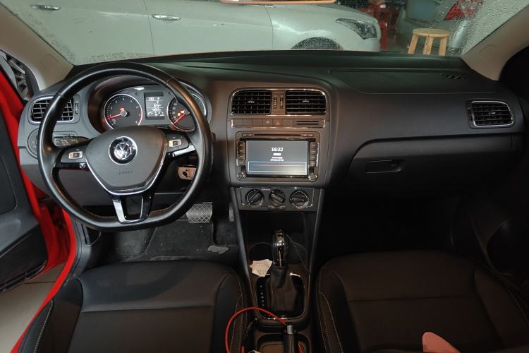 Used Volkswagen Polo 2016 1.6L Automatic Comfort Model Center Console