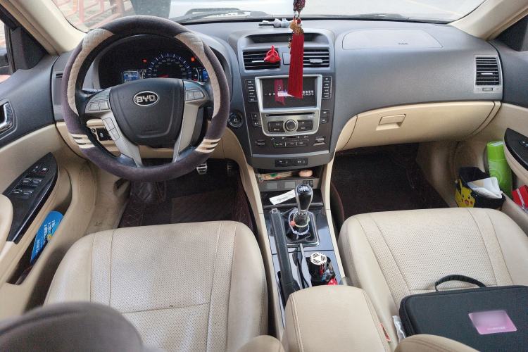 Used BYD G6 2013 2.0L Manual Luxury Version
