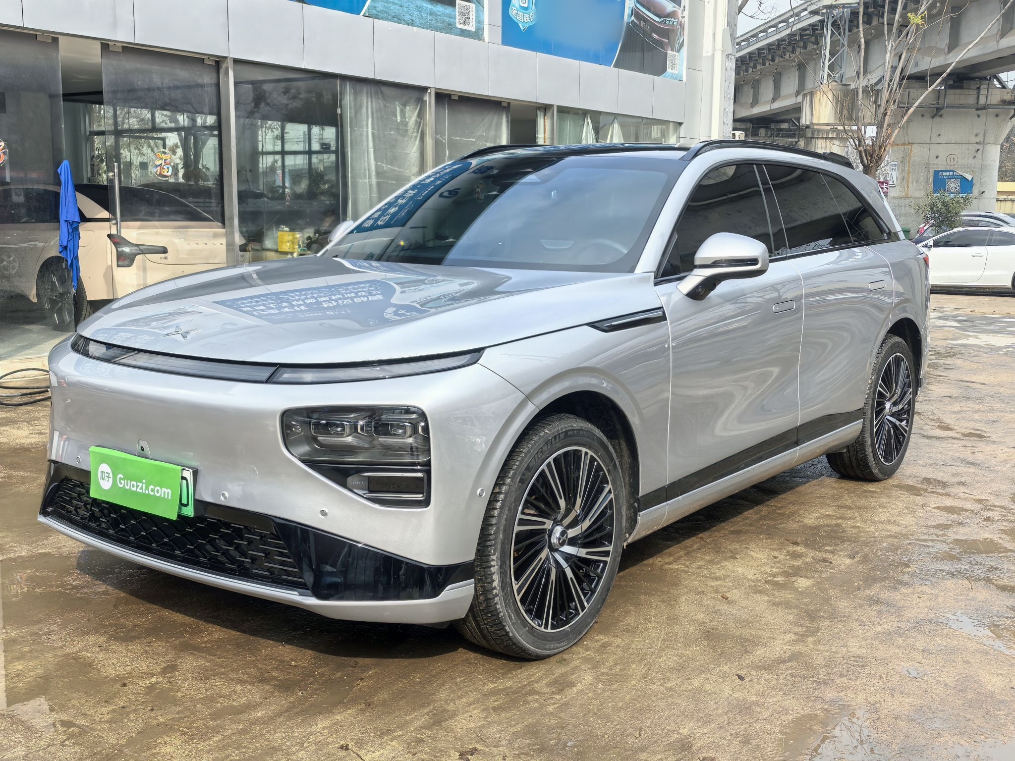 Под передней частью автомобиля