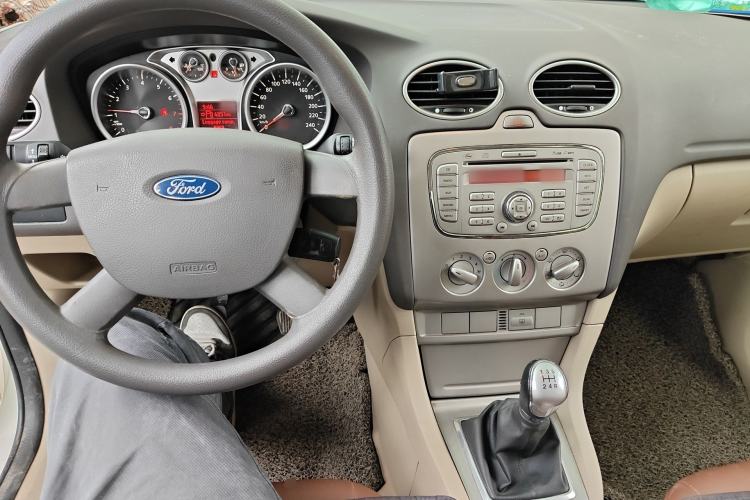 Used Ford Focus 2013 Sedan Classic 1.8L Manual Base Model Center Console