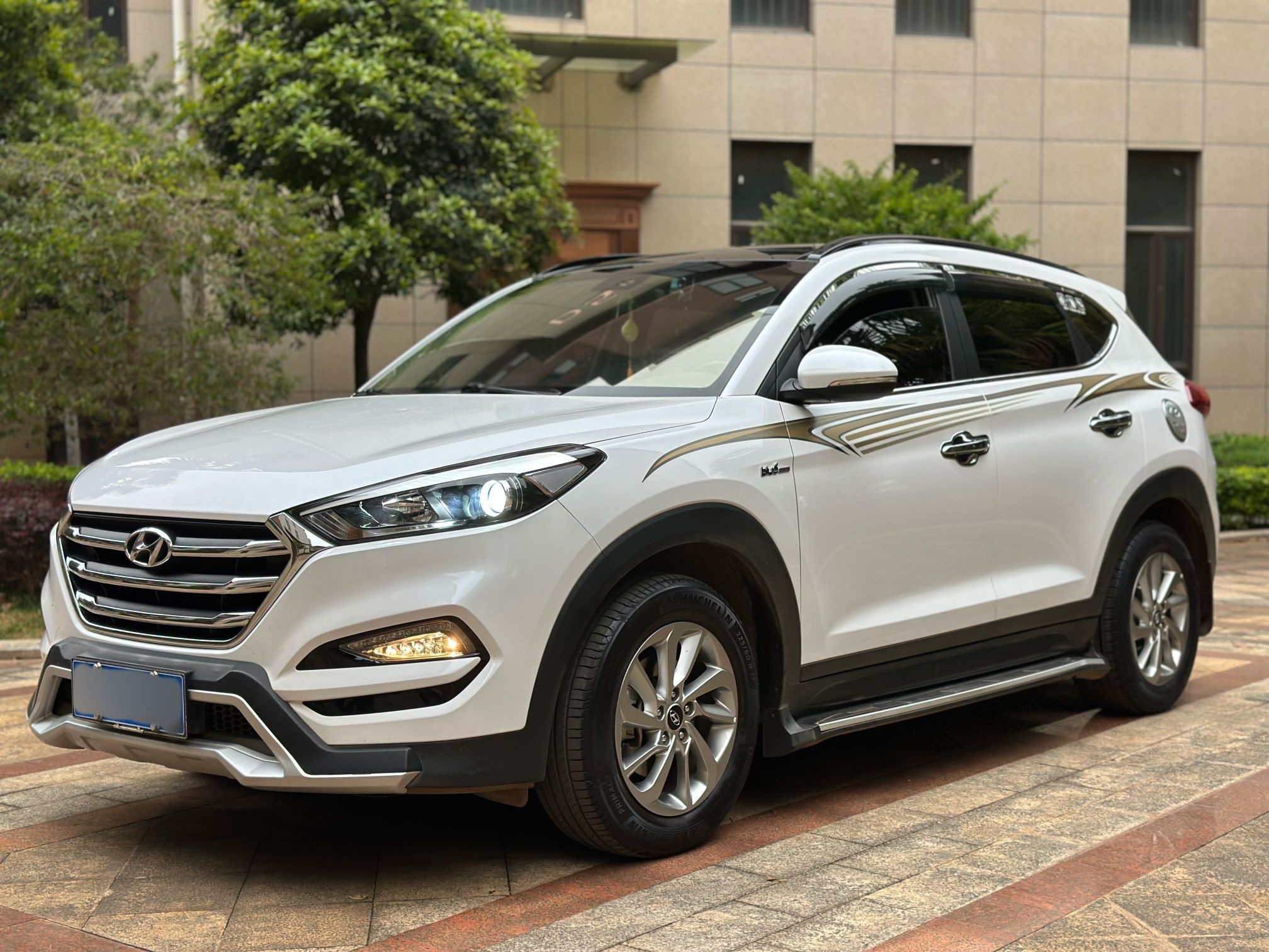 Под передней частью автомобиля