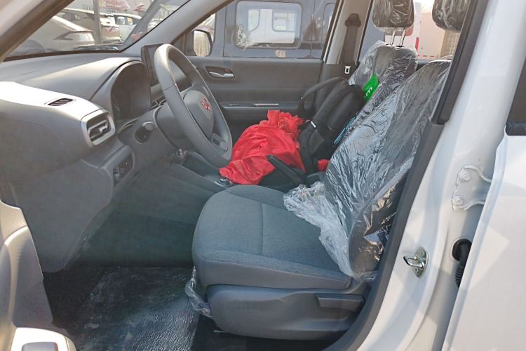 Used Wuling Hongguang New Energy 2025 Model Range-Extending Hybrid 150KM Comfort Edition Left Front Seat