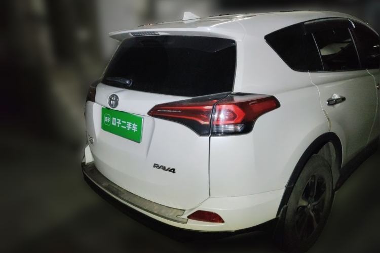 Used Toyota RAV4 2016 2.0L CVT Two-Wheel Drive Fashion Edition China V Standard
