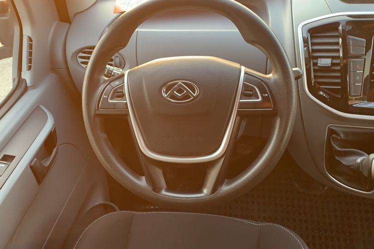 Used SAIC MAXUS Xintu V80 2019 2.5T Classic Edition 6-Speed Manual – Aoyuntong Modified Version Short Wheelbase Mid-Height Roof 5/6 Seats
