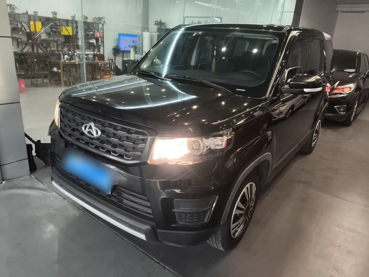 Под передней частью автомобиля