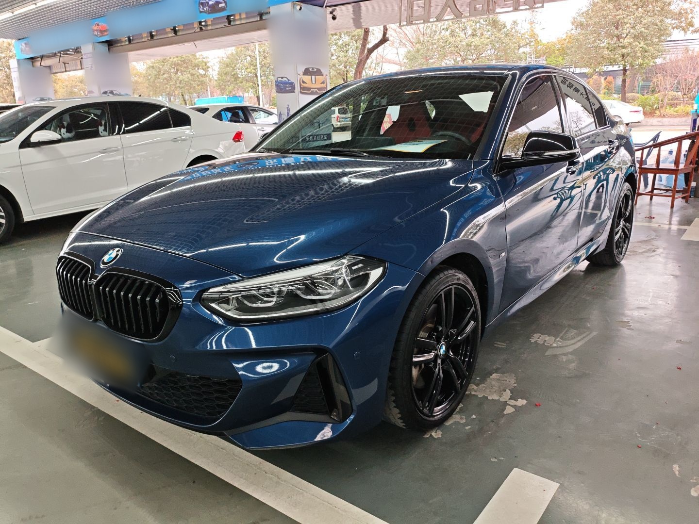 Под передней частью автомобиля