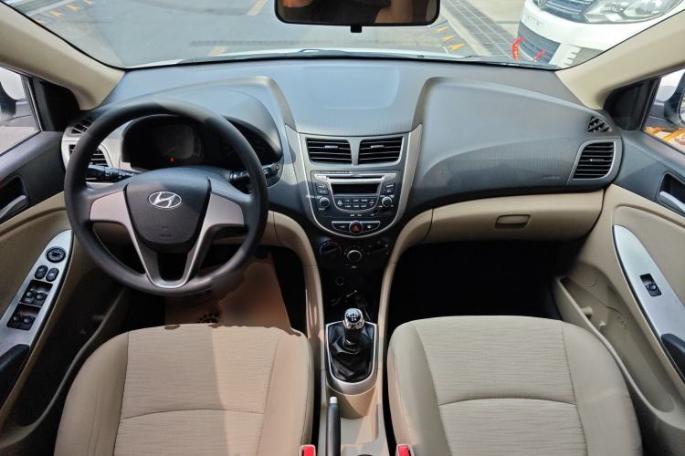 Used Hyundai Verna (older generation) 2014 1.4L Manual Smart GLS Trim Center Console