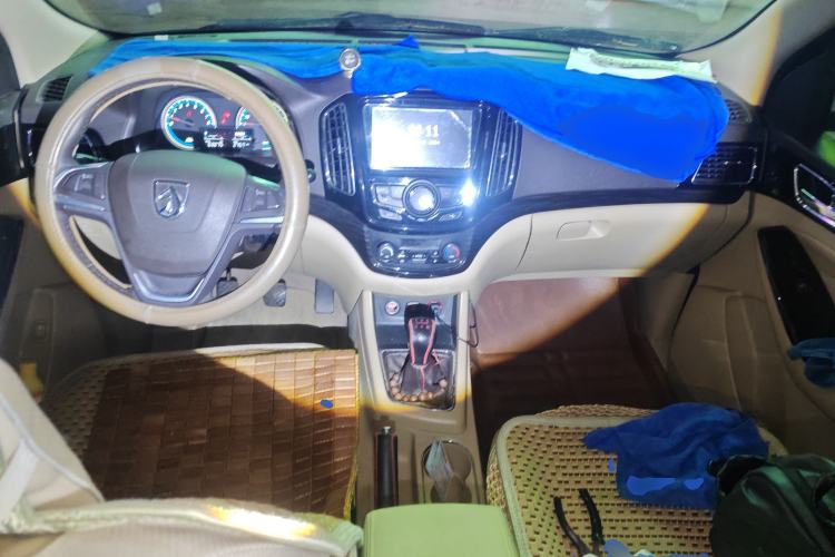 Used Baojun 730 2014 1.5L manual luxury trim 7 seats
