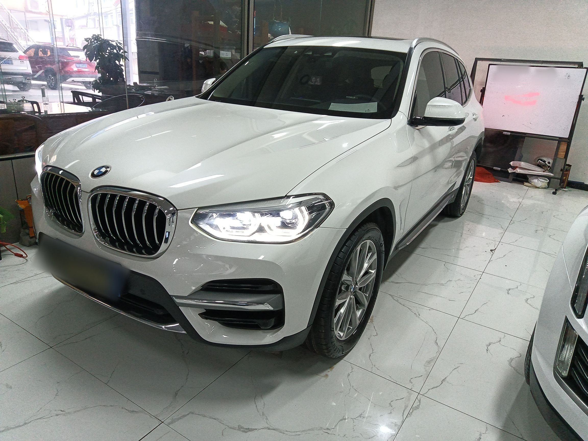 Под передней частью автомобиля