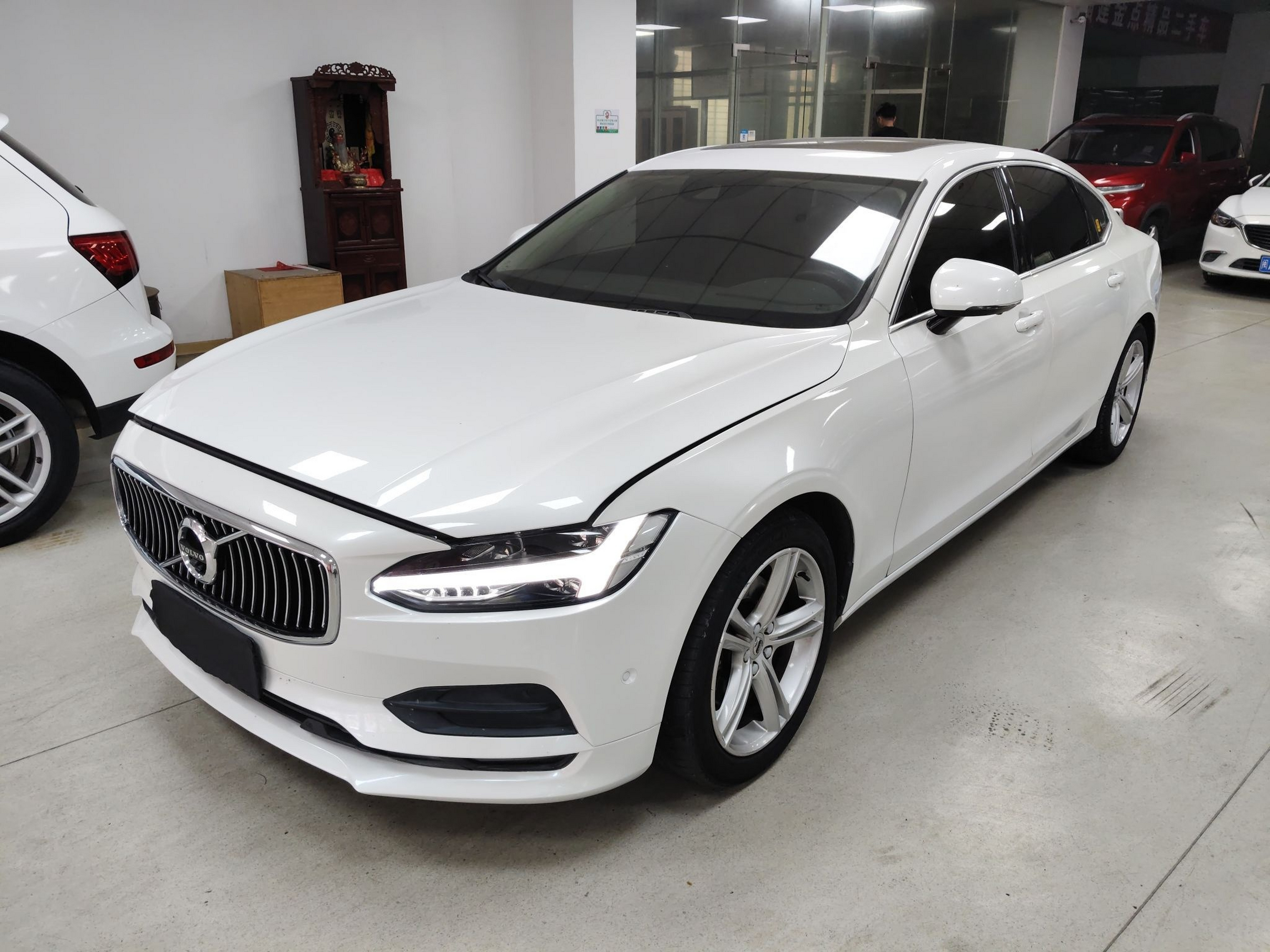 تحت مقدمة السيارة