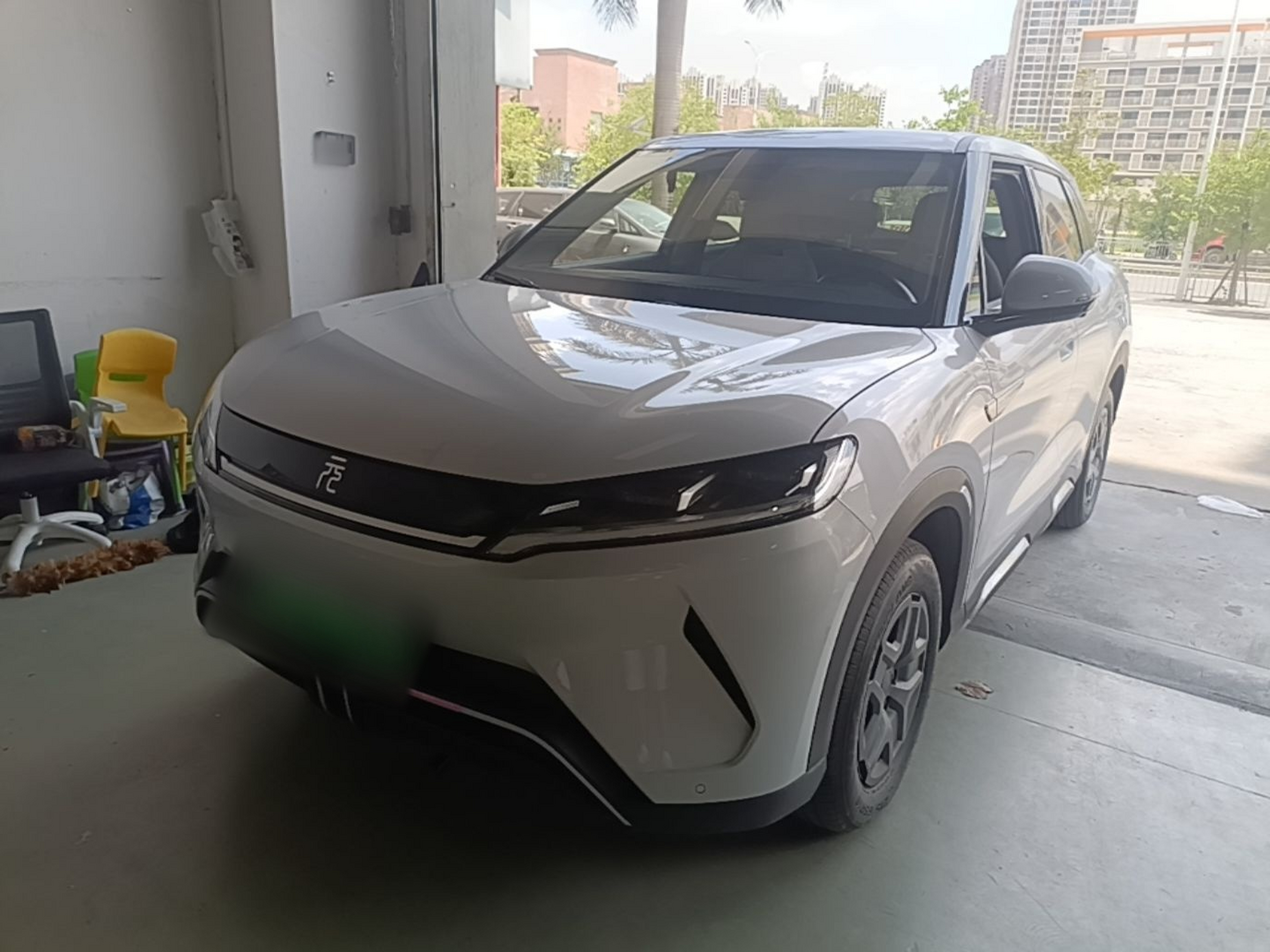 Под передней частью автомобиля