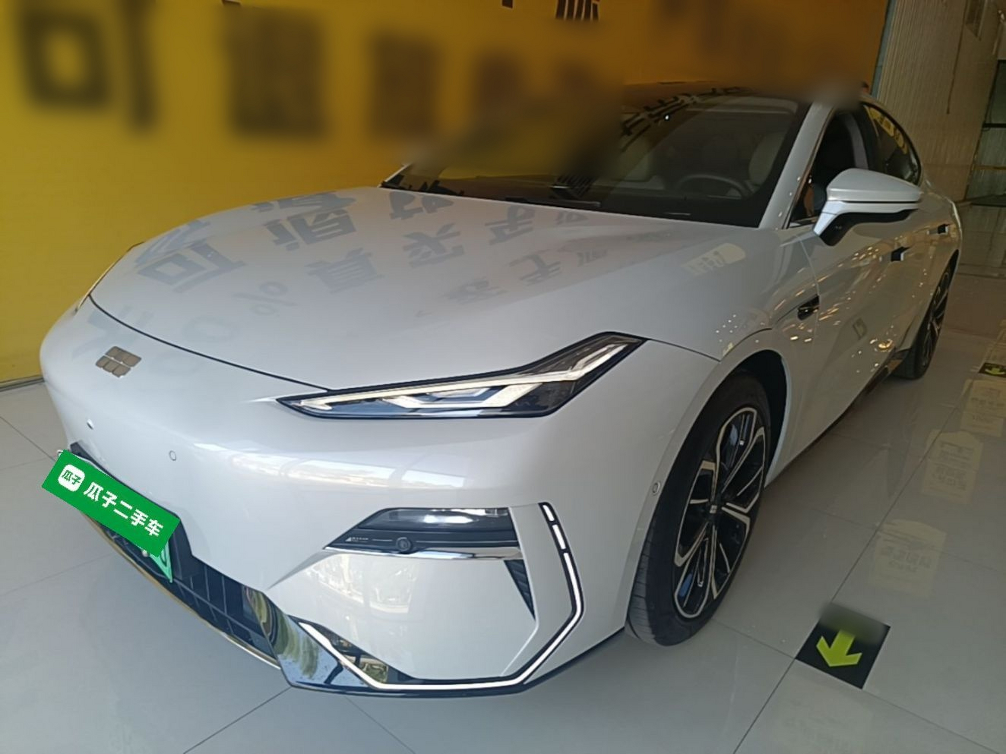Unter der Vorderseite des Autos