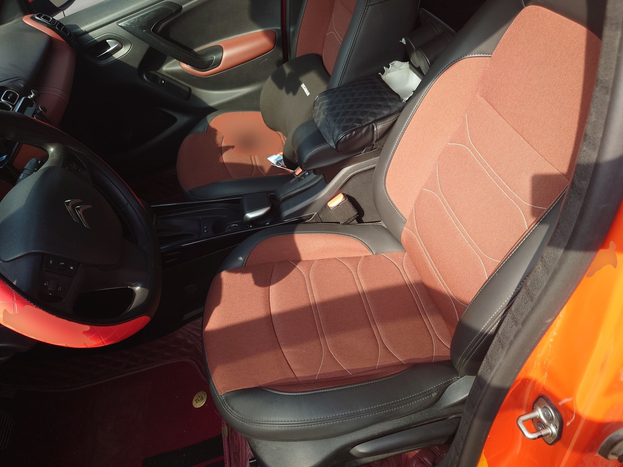 المقاعد الأمامية داخل السيارة