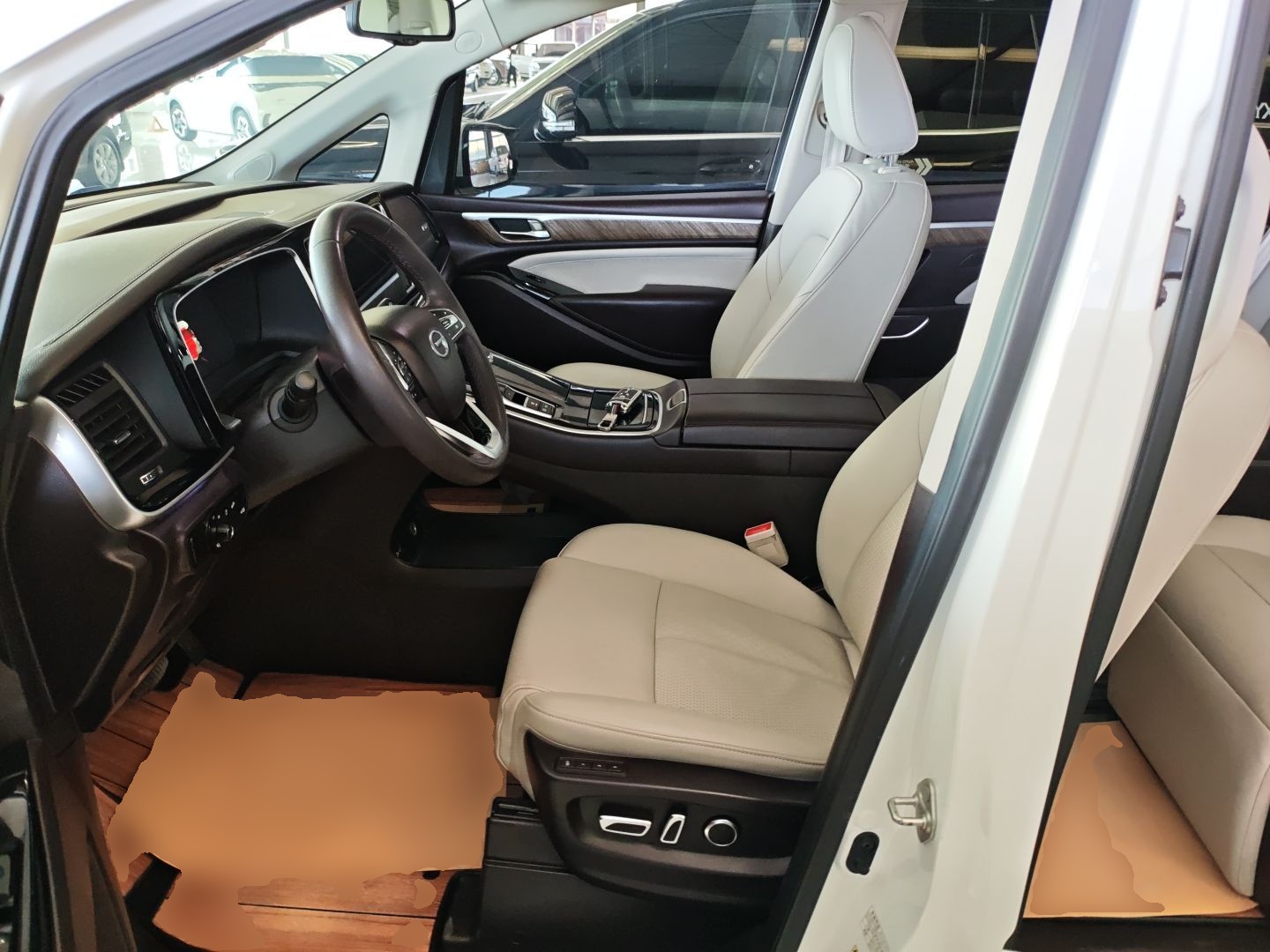 Переднее сиденье в автомобиле