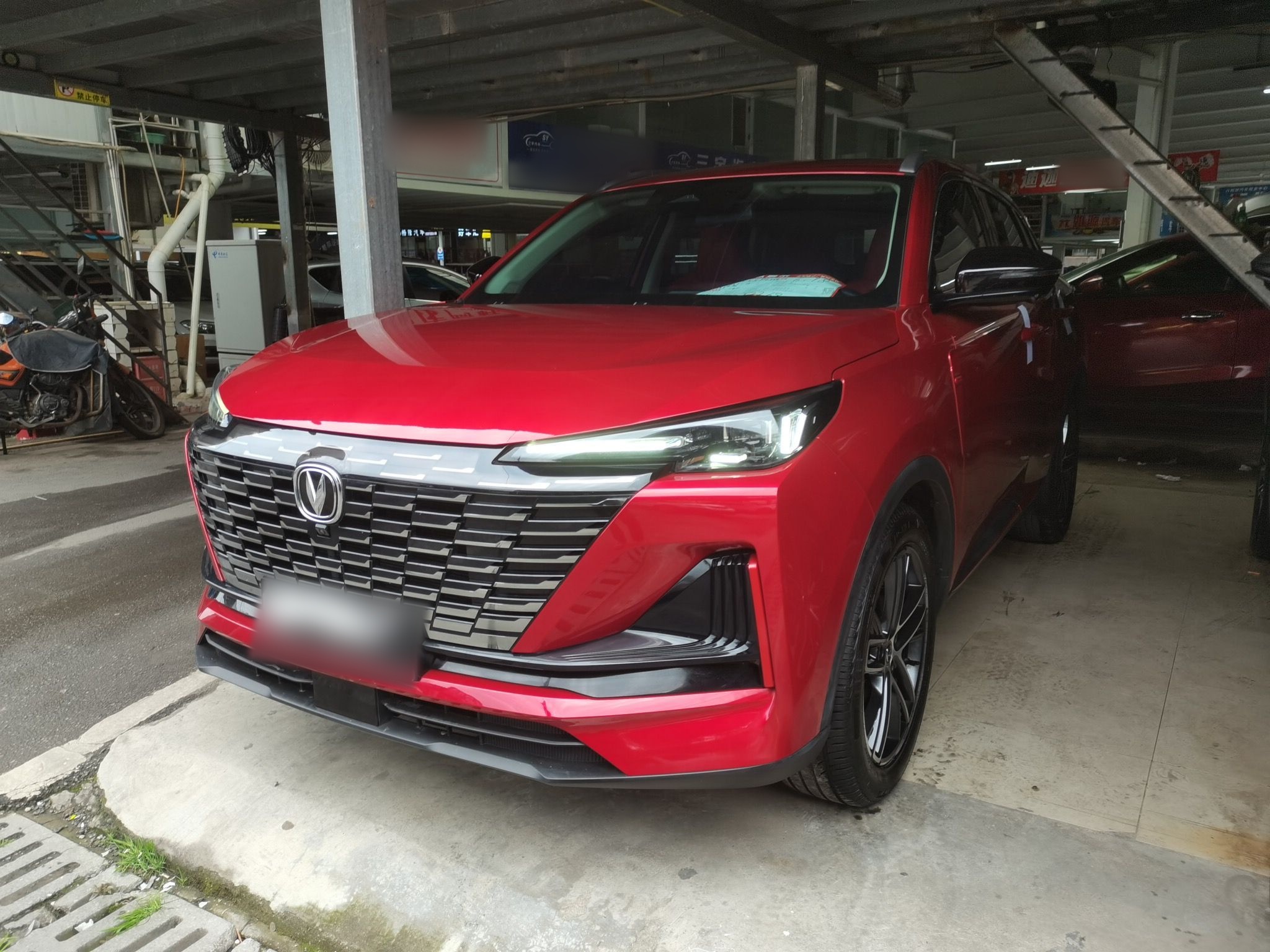 Под передней частью автомобиля